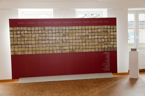 Display mit den bisher in Neuwied verlegten Stolpersteinen (400 x 220 cm)