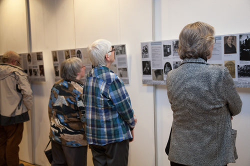 Besucherinnen der Ausstellung befassen sich intensiv mit den Schicksalen ehmeliger Neuwieder und Neuwiederinnen, die Opfer des Holocaust wurden.
